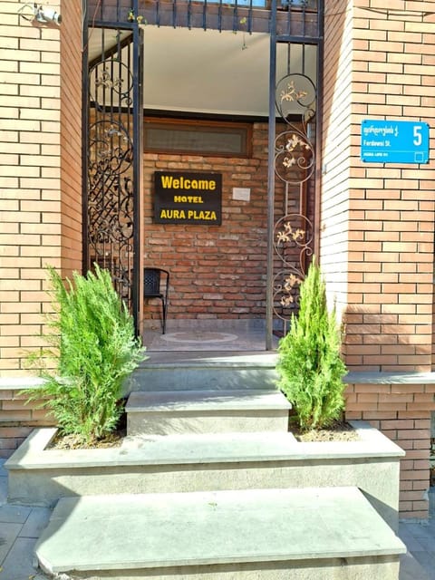 Facade/entrance, Day, Text overlay, Street view