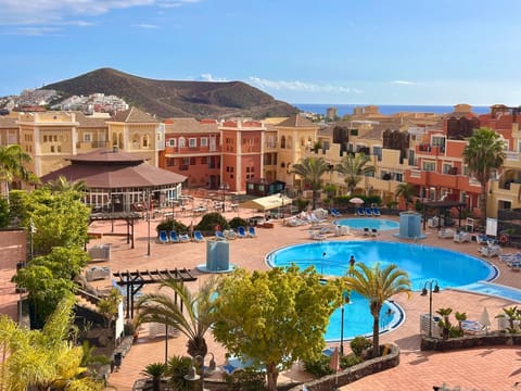 Property building, Nearby landmark, Spring, Day, Bird's eye view, City view, Mountain view, Pool view, Sea view, Swimming pool, Location, sunbed