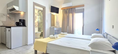 Bed, TV and multimedia, Kitchen or kitchenette, Photo of the whole room, Bedroom, towels, air conditioner