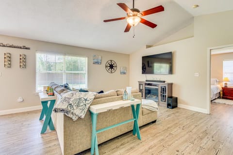 6 Mi to Navarre Beach Dog-Friendly Home with Yard House in Alabama