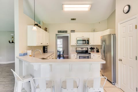 6 Mi to Navarre Beach Dog-Friendly Home with Yard House in Alabama