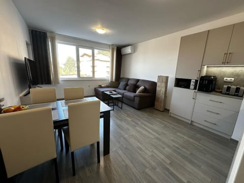 TV and multimedia, Kitchen or kitchenette, Living room