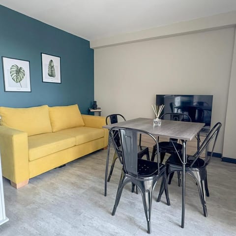 TV and multimedia, Living room, Photo of the whole room, Seating area, Dining area, internet