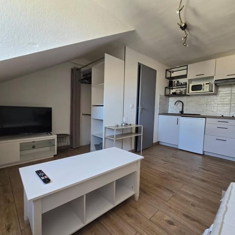 TV and multimedia, Kitchen or kitchenette, Photo of the whole room, microwave