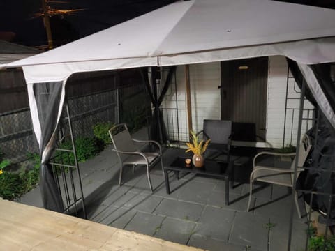 Bedroom in cozy townhome Vacation rental in Gatineau