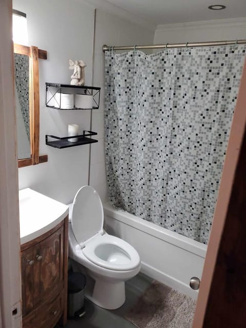 Bedroom in cozy townhome Vacation rental in Gatineau