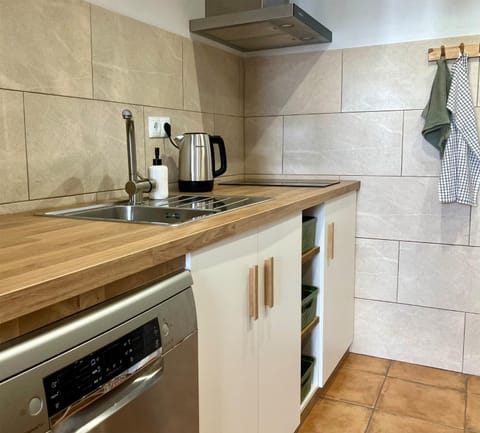 Coffee/tea facilities, Kitchen or kitchenette, dishwasher, stove, toaster