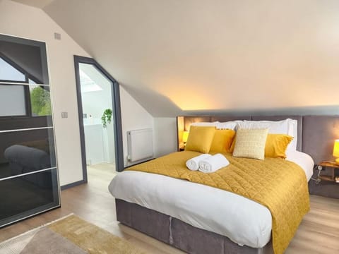 Luxury large 3-Bed Apartment with AC, Sleeps 8, Free Parking, Netflix, WiFi,120sqm size Apartment in Cherwell District