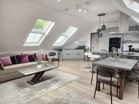 Luxury large 3-Bed Apartment with AC, Sleeps 8, Free Parking, Netflix, WiFi,120sqm size Apartment in Cherwell District