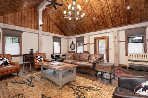 Living room, Seating area, furniture
