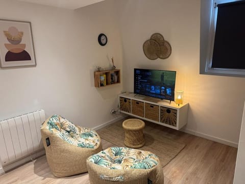 Communal lounge/ TV room, TV and multimedia, Living room