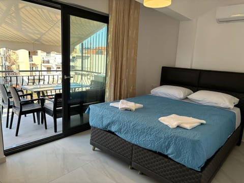 Bed, Balcony/Terrace, Seating area, Bedroom, air conditioner