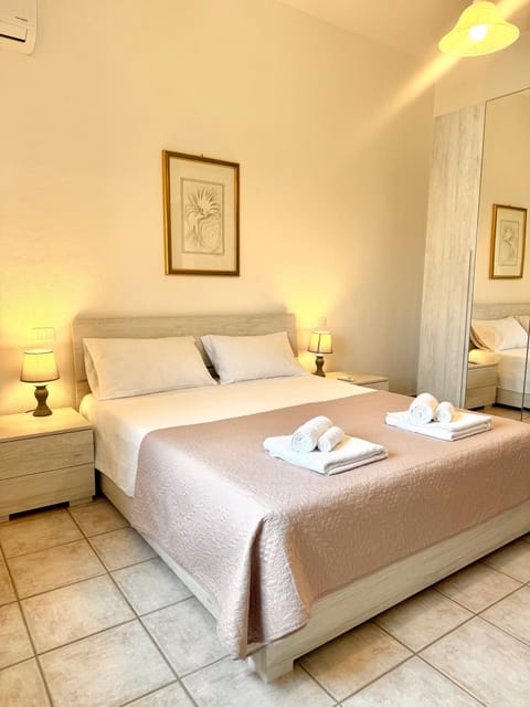 Bed, Bedroom, towels, air conditioner