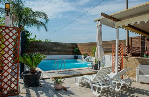Swimming pool, sunbed