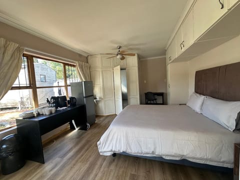 Bed, Kitchen or kitchenette, Bedroom