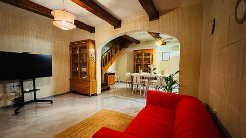 Communal lounge/ TV room, TV and multimedia, Living room, Seating area, Evening entertainment