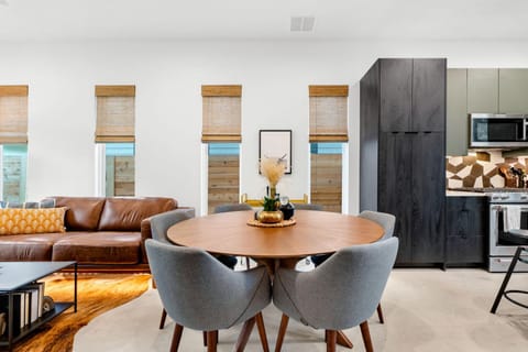 Stylish 2 bedroom Retreat in South Austin House in South Congress
