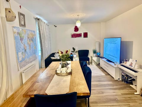 Communal lounge/ TV room, TV and multimedia, Living room, Seating area, Dining area