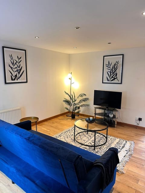 2BR House Free Parking Easy City Access Apartment in Glasgow