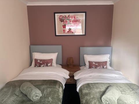 3BR Flat Sleeps 6 West End Sights Driveway Apartment in Glasgow