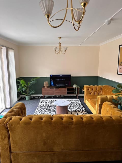 3BR Flat Sleeps 6 West End Sights Driveway Apartment in Glasgow