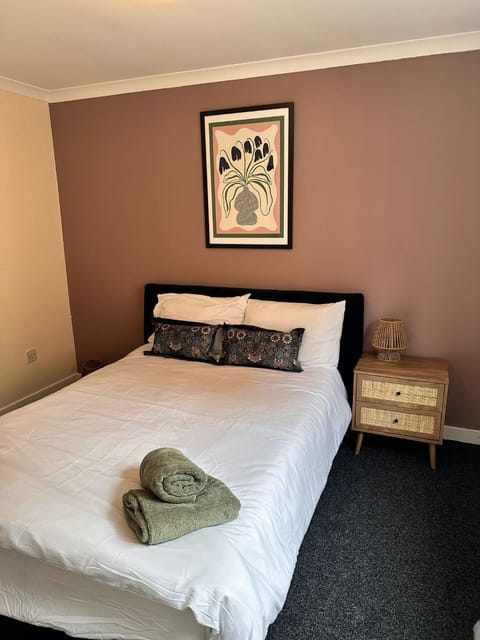 3BR Flat Sleeps 6 West End Sights Driveway Apartment in Glasgow