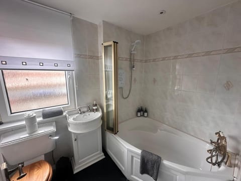 3BR Flat Sleeps 6 West End Sights Driveway Apartment in Glasgow