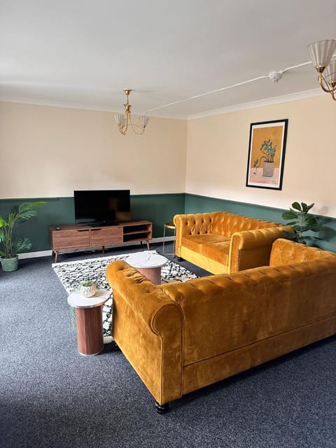 3BR Flat Sleeps 6 West End Sights Driveway Apartment in Glasgow