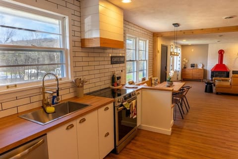 NEW! VillaBella Luxury Farmhouse Villa in Ozark Mountains