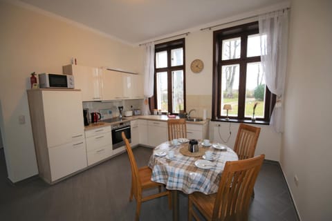 Coffee/tea facilities, Dining area, dishwasher, microwave, toaster, kitchen