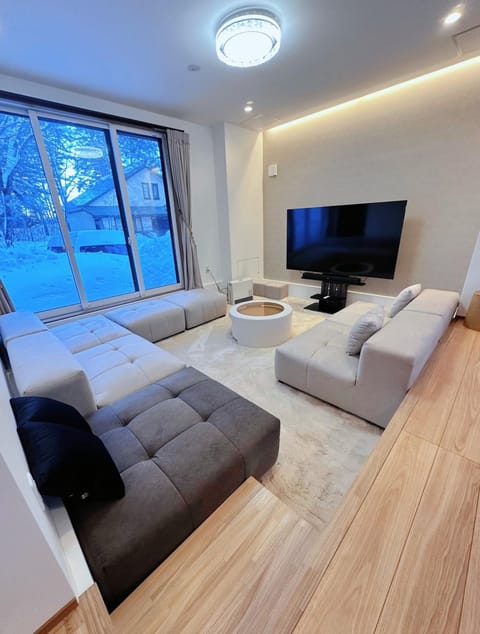 Communal lounge/ TV room, Communal lounge/ TV room, TV and multimedia, Living room, Seating area, Evening entertainment