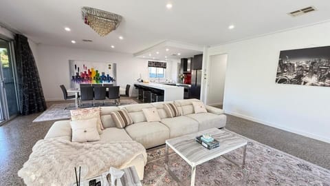 TV and multimedia, Kitchen or kitchenette, Living room, Seating area, Dining area