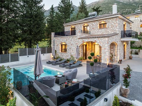 Property building, Patio, Day, Natural landscape, Garden, Seating area, Garden view, Mountain view, Pool view, Swimming pool, sunbed