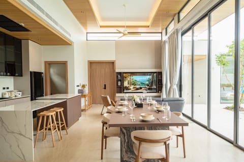 Restaurant/places to eat, Living room