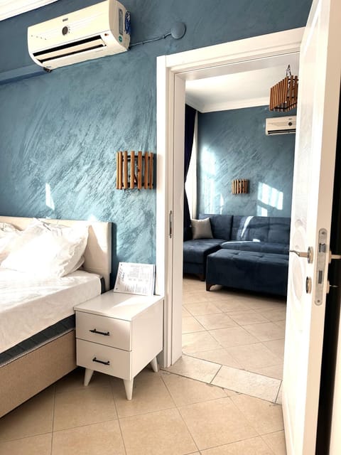 Bed, Living room, Photo of the whole room, Seating area, Bedroom, air conditioner