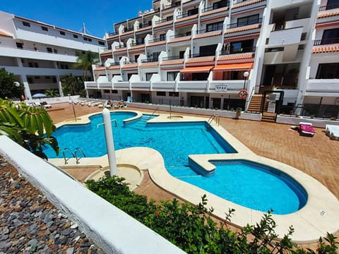 Swimming pool, sunbed