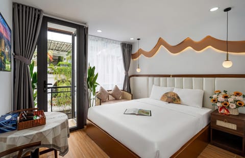 Bed, Photo of the whole room, Seating area, Bedroom