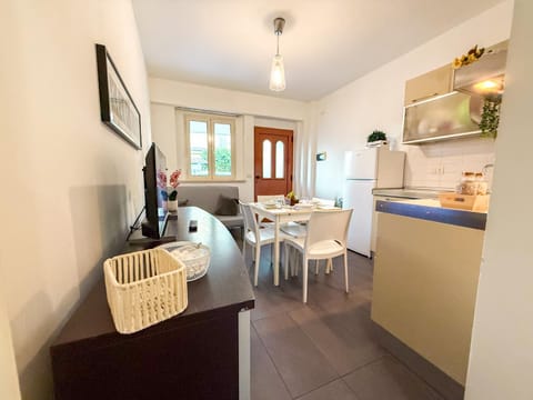 Kitchen or kitchenette, Living room, Seating area, Dining area