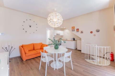 Kitchen or kitchenette, Living room, Seating area, Dining area
