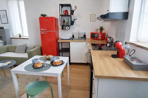 Coffee/tea facilities, Kitchen or kitchenette, Dining area, stove