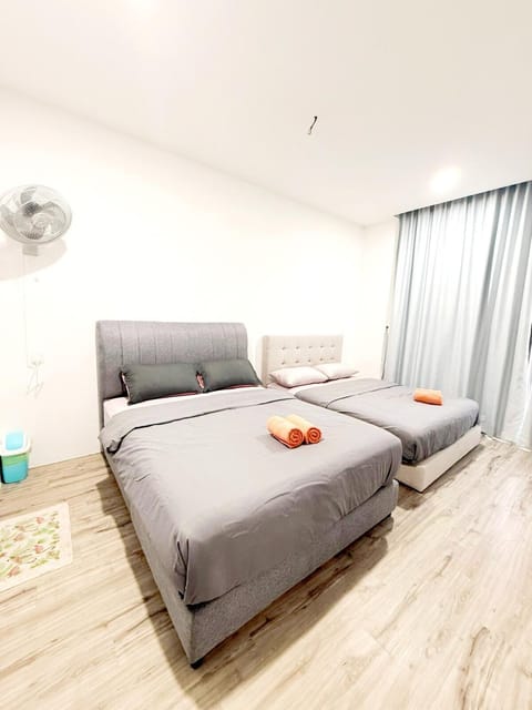Bed, Bedroom, towels