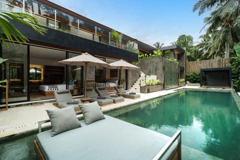 Property building, Swimming pool, sunbed