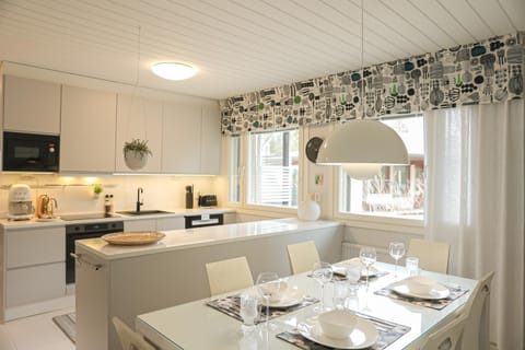 Coffee/tea facilities, Kitchen or kitchenette, Food and drinks, Dining area, Food