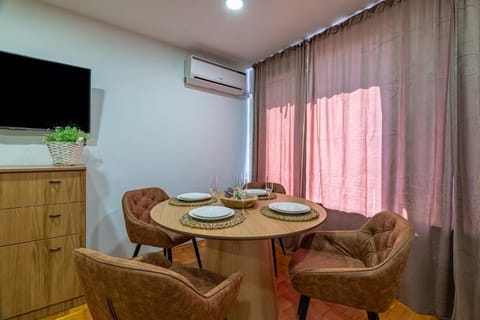 TV and multimedia, Living room, Seating area, Dining area, air conditioner