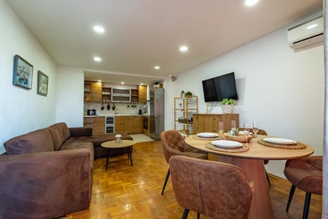 TV and multimedia, Kitchen or kitchenette, Living room, Seating area, Dining area, Evening entertainment