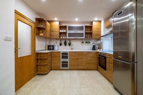 Coffee/tea facilities, Kitchen or kitchenette, oven, stove