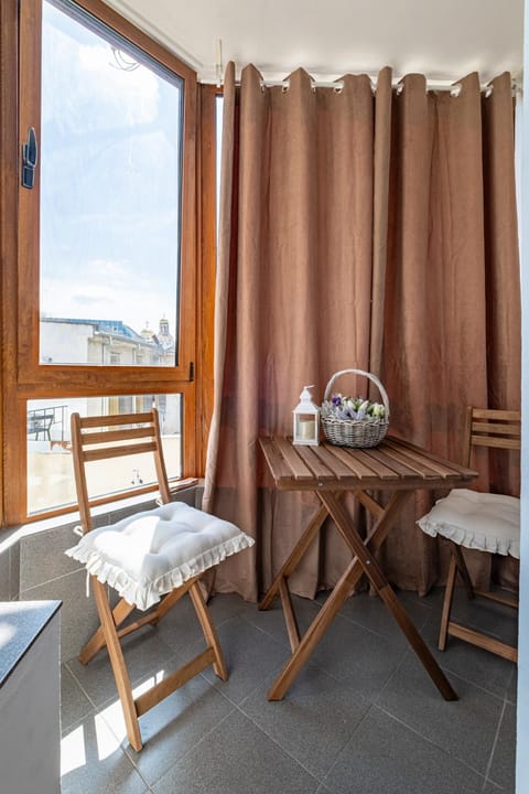 Day, Balcony/Terrace, Seating area, Dining area