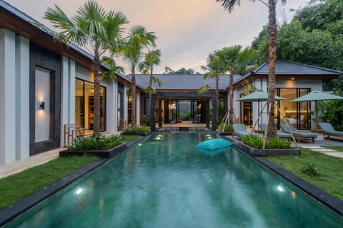 Property building, Garden view, Pool view, Swimming pool