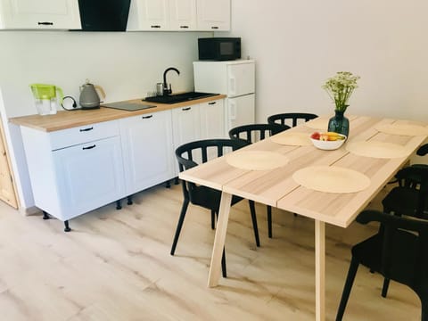 Kitchen or kitchenette, Dining area, stove