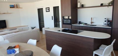 Kitchen or kitchenette, Living room